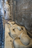 <center>La Collégiale Royale Sainte MARTHE de Tarascon</center>Jean de Cossa est représenté couché, armé de toutes pièces, un chien, symbole de fidélité, est à ses pieds. Le Sénéchal est revêtu de sa cotte et du haubert de mailles. Sous le bras gauche, on remarque la décoration de l’Ordre du Croissant institué par le Roi René, et dont Jean fut sénateur en 1450.