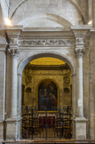 <center>La Collégiale Royale Sainte MARTHE de Tarascon</center>Chapelle Sainte Cécile. Aménagée en 1656, elle est ornée d'un beau lanternon ovale lumineux. Tableaux de Pierre Parrocel.