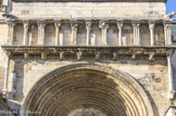 <center>La Collégiale Royale Sainte MARTHE de Tarascon</center>La fausse galerie surmontant le portail :
pilastres cannelés, colonnes au fut rond ou polygonal, chapiteaux à feuilles d'acanthe ;       entablement à l'antique avec frise de feuilles d'acanthe ;  rosaces sous la galerie.<p>
La fausse galerie est supportée par des modillons typiquement romans, ornés d'aigles et de têtes d'ânes et de béliers. À ses extrémités, elle est soutenue par deux élégantes colonnettes supportées par des têtes de bovidés.