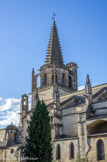 <center>La Collégiale Royale Sainte MARTHE de Tarascon</center>La tour du clocher est romane et n’avait pas initialement la hauteur d’aujourd’hui. Un œil observateur remarquera un vestige de gargouille à mi-hauteur côté nord, attestant clairement son élévation. La partie sommitale était crénelée et couverte d’une terrasse. Le campanile et la flèche vinrent plus tard, René d’Anjou autorisant l’achèvement du clocher. A gauche, le beau lanternon ovale lumineux. de la chapelle ste Cécile dont le contrefort supporte un clocheton roman (1197).