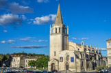 <center>La Collégiale Royale Sainte MARTHE de Tarascon</center>L'église Sainte-Marthe fut érigée aux XIe et XIIe siècles en l'honneur de Marthe de Béthanie, venue de Palestine avec les Trois Maries (ou Saintes Maries) et qui dompta la Tarasque. L'église fut reconstruite au XIVe siècle, remaniée au XVe siècle et au XVIIe siècle, endommagée en 1944 et restaurée.<p>