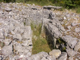 <center>Le dolmen de Mauvans</center> B. GASSIN (CRA/CNRS) pense que ce dolmen a été érigé au Chalcolithique et qu'il a pu être réutilisé au Bronze ancien et au Bronze moyen, peut-être même au début du Bronze final.