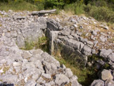 <center>Le dolmen de Mauvans</center> B. GASSIN (CRA/CNRS) pense que ce dolmen a été érigé au Chalcolithique et qu'il a pu être réutilisé au Bronze ancien et au Bronze moyen, peut-être même au début du Bronze final.