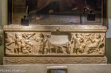 Musée de Brignoles. <br>« Le sarcophage de la Gayole ». Le marbre blanc provient du Péloponnèse ou Proconèse (Turquie actuelle). Extrait de la carrière, il est façonné et sculpté par un atelier grec sur place, puis envoyé en Gaule. Il sert de sépulture à une ou plusieurs personnes inconnues entre la seconde moitié du IIe siècle après J-C et le VI siècle après J-C. La riche chrétienne Synagria décède entre la fin du VIème siècle et le début du VIIème, comme l(indique l'inscription sur le couvercle. Elle est probablement la propriétaire du domaine de la Gayole, où se trouve le petit édicule funéraire. Un sculpteur appose l'épitaphe «Ici repose dans la paix Synagria, de bonne mémoire, qui mourut le douzième jour avant les calendes de février, de l'indiction année onzième ». De gauche à droite : Buste du Dieu-Soleil ou une cariatide, un personnage péchant à la ligne, un arbre avec un oiseau perché, trois brebis et une ancre, une orante, un second arbre, une femme assise (peut-être la défunte) devant laquelle se trouve un enfant, un troisième arbre, un berger portant une brebis, un quatrième arbre avec un oiseau, et enfin un philosophe assis.