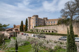 <center>Le château de Saint-Martin-de-Pallières.</center>Au cours des XVIIe et XVIIIe siècles, l’histoire de Saint-Martin, comme celle de nombreux villages de la région, est liée à Aix-en-Provence. Cette ville, alors capitale judiciaire et administrative, exerça une influence importante sur les campagnes à travers le renouvellement des familles seigneuriales. À partir des années 1610, aux anciennes lignées féodales dont les antiques demeures ont peu évolué depuis la fin du Moyen Âge, succèdent des membres du Parlement de Provence et de la Cour des Comptes. Issus de la noblesse de robe, ils sont désireux d’ajouter à leurs hôtels aixois, une résidence terrienne où pouvait s’exprimer leur puissance. Les châteaux de la Verdière, d’Esparronde-Paillières, de Pontevès et de Seillons, entre autres, devinrent ainsi maison d’été de parlementaires aixois et connurent de profondes transformations. À Saint-Martin, les Laurens, famille de magistrats, conseillers ou présidents à mortier au Parlement, en acquérant le château, entreprirent de lui donner l’éclat et l’apparat qui convenait à leur rang.