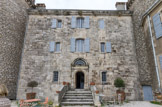 <center>Le château de Saint-Martin-de-Pallières.</center>La bâtisse est parée d’une façade en pierre de taille, d’une porte sculptée de motifs, et des mascarons allégoriques inspirés de ceux de leur hôtel de la place des Quatre-Dauphins à Aix.