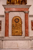 <center>La Cadière-d’Azur. Église Saint-André. </center>Le tabernacle avec le pélican qui nourrit ses petits, le triangle de la Trinité.