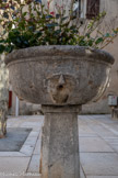 <center>La Cadière-d’Azur. </center>Fontaine de Saint-André. De la partie inférieure du vase sphérique, quatre mascarons aux joues boursouflées versaient une gerbe d'eau limpide dans chaque lobe du bassin de l'ancienne fontaine.