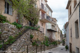 <center>La Cadière-d’Azur. </center>Rue du Jeu de Paume. Les rudistes et les organismes qui les accompagnent (algues calcaires et éponges notamment), se sont implantés progressivement sur le fond de la mer à la faveur d'un ralentissement du dépôt de sédiments terrigénes (dépôts marins d'origine continentale).