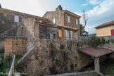 <center>La Cadière-d’Azur. </center>La chapelle Ste-Jean date de l’implantation du christianisme en Provence dès le IIe siècle de notre ère. Elle a été bâtie sur un ancien lieu de culte païen. Les premières mentions de la chapelle datent du XI-XIIe siècles. Elle est l’une des plus anciennes du département. Pourtant la première mention parvenue jusqu’à nous date du XIVe siècle, dans un testament qui confirme qu’elle était entourée d’un cimetière.