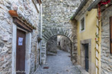 <center>Carcès.</center> Porte de Lorgues et la Grand-Rue. (XIIe-XIIIe siècle)<br>
Cette porte du Xlllème siècle, en arc plein cintre, marque l’entrée Est de la cité médiévale. Dès le Xlème siècle probablement, les maisons se sont regroupées autour du château, en un tissu dense et resserré» La circulation dans ce bourg se fait grâce à des ruelles, des escaliers ou des « pas de mules » qui permettent au bâti de s'adapter au relief du terrain.