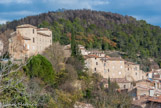 <center>Montfort-sur-Argens</center> Le site de Montfort-sur-Argens est occupé dès le Néolithique. À l’Age du Fer la plaine est cernée par des oppida, c'est-à-dire des habitats perchés. Cette occupation est attestée par la découverte de la pierre gravée dite « de Robernier » datée de l’époque de la Tène, il y a 2500 ans.
Les traces d’une villa gallo-romaine ont été retrouvées au pied de l’un des anciens oppida, au lieu-dit les Speluques. Mais le véritable développement du village ne commence qu’au XIIIe siècle, lorsqu’en 1207 le comte de Provence Alphonse II fait don à l’Ordre des Templiers des terres de Montfort et de son château. Les chevaliers s’installent dans la forteresse et le bourg castral se développe autour de celle-ci.