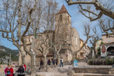 <center>Le Revest-les-Eaux.</center>L'Église Saint-Christophe. Avec l’assentiment de l’évêque de Toulon, dès 1634 les villageois décident de construire une nouvelle église en remplacement de l’ancienne chapelle Saint-Jacques. Faute de moyens, l’entreprise est remise à des jours meilleurs. En 1674, le projet est relancé et un premier «  appel d’offre » s’élève à 2400 livres.Cette somme étant hors de portée de la petite communauté. Les moines de Montrieux aident alors le village « en remettant à la population une dette pour la remercier de l’accueil fait aux leurs, un siècle plus tôt, lors du pillage du monastère ».