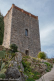 <center>Le Revest-les-Eaux.</center>La tour-donjon du Revest. Cette tour carrée, de 8 mètres de côté, haute de 12 mètres et aux murs épais de 2 mètres, dominait l'ancien village et la chapelle Saint-Jacques qui appar¬tenait aux Pénitents Blancs de 1679 jusqu'à la Révolution. La porte du bas a été percée ultérieurement, la porte d'origine était située au niveau de la fenêtre (récente) et accessible par une échelle.