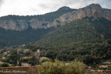 <center>Le Revest-les-Eaux.</center>Le pigeonnier, perché sur un bloc de grès dominant le quartier des Arrosants, rénové en 2008, au pied du mont Caume.