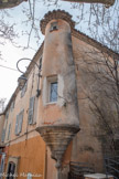 <center>Le Revest-les-Eaux.</center>Le château revêt une certaine élégance due aux deux poivrières (tourelles coiffées d'un toit conique) qui flanquent les deux angles de la façade sud. Elles sont construites en briques, recouvertes d’un crépi et percées de petites fenêtres. Les fenêtres du deuxième étage des façades sont moins hautes que celles du premier.  La hauteur sous plafond des pièces de ce dernier niveau sous les combles est moins élevée que celle du premier étage. Les maîtres logent au premier, se réservant les pièces hautes de plafond.