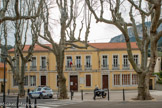 <center>Le Revest-les-Eaux.</center>L'école occupait l'aile droite et l'aile gauche du rez-de-chaussée de la mairie actuelle. Elle ne comportait que trois classes, et quatre quelques années plus tard, cette quatrième classe étant située au premier étage. La mairie n'occupait  qu'une toute petite place en haut et au centre du bâtiment, entre les appartements du directeur et de la directrice.