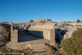 <center>Le Mont Caume Ouest</center>Le projet comporait six abris en surface pour personnel ou des magasins à munitions de la batterie, couverts de toits en tôle ondulée, prenant appui dans les rigoles latérales, sur murs en béton. Au-dessus, une alvéole ou cuve à canon.