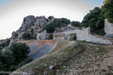 <center>Le Mont Caume Ouest</center>Front de gorge de l'ouvrage, terrasse extérieure, saillant passif, magasin à munitions ruiné et rampe montant au 