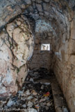 <center>Le Mont Caume Ouest</center>Intérieur du saillant casematé ou coffre crénelé en forme de tour. La casemate active desservant les créneaux forme une galerie voûtée en berceau terminée en abside, dans laquelle un bloc de rocher est laissé en saillie non ravalée.