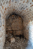 <center>Le Mont Caume Ouest</center>Intérieur du saillant casematé ou coffre crénelé en forme de tour. La casemate active desservant les créneaux forme une galerie voûtée en berceau.