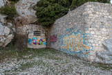 <center>Le Mont Caume Ouest</center>Entrée d'une casemate transformée en gîte d'hibernation pour chauve-souris. Ce souterrain-caverne, creusé sous le principal rocher, à entrée unique dans le revêtement (abritée par le saillant polygonal), et dont la galerie principale desservait latéralement, de part et d'autre selon le schéma classique, les magasins (à poudres et à munitions, l'atelier de chargement) et des abris pour les hommes de troupe.
