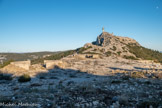 <center>Le Mont Caume Ouest</center>Les deux ouvrages semblent avoir été laissés à l’abandon dès l’entre-deux guerres, et non réoccupés durant la seconde guerre mondiale. Leur réutilisation stratégique est un peu postérieure. En décembre 1951, on décidait de la répartition des ouvrages du Mont Caume entre l'armée de l'air et la Marine : l'ouvrage Est du Mont Caume était attribué à l'armée de l'Air pour l'installation de « maîtres radars », l'ouvrage Ouest à la Marine afin d'y implanter une batterie anti-aérienne mobile. Le projet comporte la construction de quatre alvéoles circulaires en béton, et six abris en surface pour personnel, couverts de toits en tôle ondulée sur murs en béton. A gauche, deux alvéoles, à droite, deux abris.0