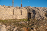 <center>Le Mont Caume Est</center>Ruines d'une plate-forme d'artillerie, mur de fond et issue latérale d'une des galeries casematées reliant les plates-formes de la seconde batterie.