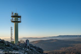 <center>Le Mont Caume Est</center>Le radar principal antiaérien a été remplacé en 1969 par la grande antenne relais actuelle.  Au fond, le cap Canaille, le Massif des Calanques, le Garlaban au centre, le pic de Bertagne et la chaîne de la Sainte Baume.