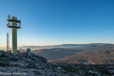<center>Le Mont Caume Est</center>Le radar principal antiaérien a été remplacé en 1969 par la grande antenne relais actuelle.  Au fond, le Massif des Calanques, le Garlaban, le pic de Bertagne et la chaîne de la Sainte Baume.