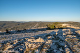 <center>Le Mont Caume Est</center>Le Petit et le Gros Bessillon dans l'échancrure, la montagne de la Loube, la barre de Saint-Quinis, et tout au fond les Préalpes de Digne et Castellane.
