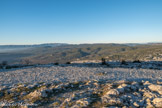 <center>Le Mont Caume Est</center>Au fond, la chaîne de la Sainte Baume, le signal des Béguines et à droite Le Petit et le Gros Bessillon, la montagne de la Loube, et tout au fond les Préalpes de Digne et Castellane.