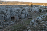 <center>Le Mont Caume Est</center>Les cinq plates-formes d'artillerie de la première batterie, directement taillées dans le roc, sont actuellement en ruines. Les seuls aménagements maçonnés encore visibles sont de petites niches à munitions mises en oeuvre en blocage et moellons équarris dans des anfractuosités du roc.