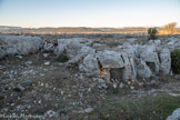 <center>Le Mont Caume Est</center>Ruines des plates-formes d'artillerie taillées dans le roc de la première batterie. Petites niches à munitions mises en oeuvre en blocage et moellons équarris dans des anfractuosités du roc.