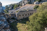 <center>Le Mont Caume Ouest</center>Ruines du baraquement crénelé hors enceinte en contrebas du chemin. A gauche, une saillie en forme de tourelle demi-cylindrique.