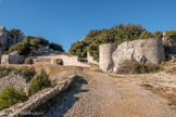 <center>Le Mont Caume Ouest</center>Front de gorge de l'ouvrage, à gauche, ruines du baraquement crénelé hors enceinte, terrasse, magasin, rampe montant au 