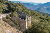 <center>Le Mont Caume Ouest</center>Ruines du baraquement crénelé hors enceinte en contrebas du chemin. Outre les créneaux, le bâtiment prenait jour par une fenêtre haute dans chaque mur-pignon et quatre fenêtres dans le mur gouttereau nord, du côté du chemin, façade d'entrée.