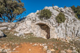 <center>Le Mont Caume Ouest</center>Abri ouvert adossé au rocher, couvert d'une voûte de pierre en demi-berceau.