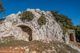 <center>Le Mont Caume Ouest</center>Abri ouvert adossé au rocher, couvert d'une voûte de pierre en demi-berceau. Lampisterie.