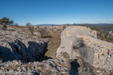 <center>Le Mont Caume Est</center>Rempart en pierre sèche du front Est. C'est là où aboutit l'issue du souterrain. Le parapet garde-corps épais bordant le chemin de ronde.
