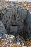 <center>Le Mont Caume Est</center>Rempart en pierre sèche du front Est. L'issue du souterrain.