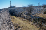 <center>Le Mont Caume Est</center>Rempart en pierre sèche du front Est. C'est là où aboutit l'issue du souterrain. Le rempart de pierre sèche  comporte un parapet garde-corps épais bordant le chemin de ronde.