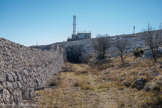 <center>Le Mont Caume Est</center>Le rempart de pierre sèche  comporte un parapet garde-corps épais bordant le chemin de ronde.
