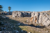 <center>Le Mont Caume Est</center>Ruines des plates-formes d'artillerie taillées dans le roc de la première batterie. Petites niches à munitions mises en oeuvre en blocage et moellons équarris dans des anfractuosités du roc.