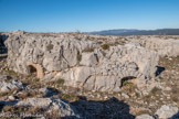 <center>Le Mont Caume Est</center>Ruines des plates-formes d'artillerie taillées dans le roc de la première batterie. Petites niches à munitions mises en oeuvre en blocage et moellons équarris dans des anfractuosités du roc.