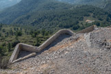 <center>Le Mont Caume Est</center>Second flanc défensif crénelé casematé du front de gorge avec chemin de ronde et cavalier.