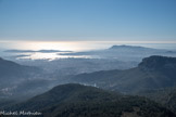 <center>Vue du Mont Caume </center>Toulon, la Presqu'île de saint-Mandrier, le rocher des Deux Frères, le Cap Sicié et la chapelle Notre-Dame du Mai, le Baou des 4 Aures.