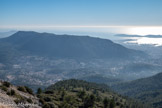 <center>Vue du Mont Caume </center>La presqu'île de Giens, l'île de Porquerolles, le Mont Faron, Toulon, la presqu'île de saint-Mandrier.