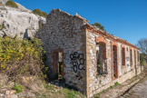 <center>Le Mont Caume </center>Ruines du bâtiment du logement du gardien de batterie. L’architecture de ce bâtiment n’est pas spécifiquement militaire, et ne se démarque pas de celles de certaines maisons privées contemporaines, ou de logements de fonction d’architecture ferroviaire ou scolaire.