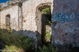 <center>Le Mont Caume </center>Ruines du bâtiment du logement du gardien de batterie. La pièce centrale avait une issue dans le mur gouttereau arrière, communiquant à la cuisine logée dans un espace étroit réservé entre ce mur et la paroi rocheuse retaillée.